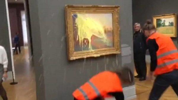 Activistas climáticos lanzaron puré de papas contra el cuadro de Monet más caro y jamás vendido