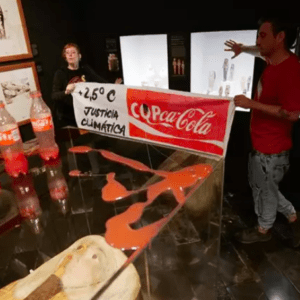 Activistas climáticos lanzaron “sangre y petróleo” contra las vitrinas del Museo Egipcio en Barcelona