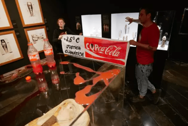 Activistas climáticos lanzaron “sangre y petróleo” contra las vitrinas del Museo Egipcio en Barcelona