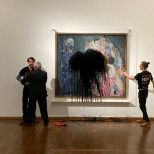 Dos activistas climáticos arrojaron “petróleo” contra un cuadro de Gustav Klimt en un museo de Viena