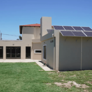 Por primera vez en Argentina, cuatro familias compartirán un techo para generar energía renovable