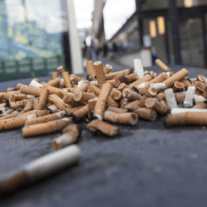 En este país, los fabricantes de cigarrillos deberán pagar por la limpieza de las colillas
