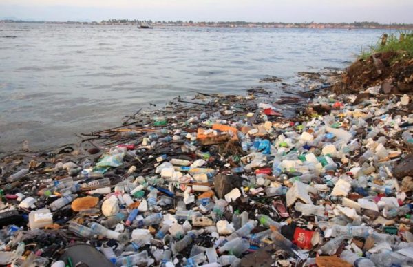Esta multinacional invertirá u$s 100 mil para mantener a los océanos libres de plástico