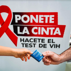 Farmacity y Fundación Huésped se ponen la cinta roja para promover el testeo de VIH