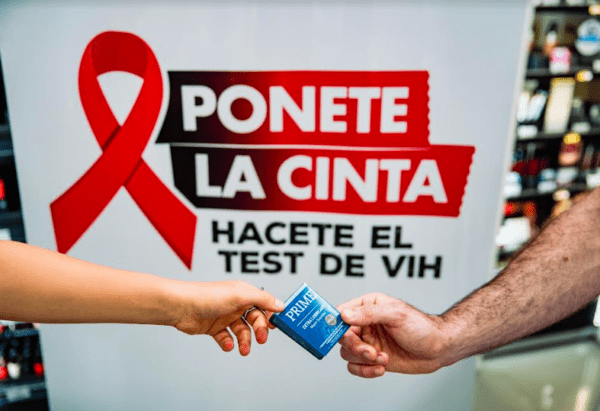 Farmacity y Fundación Huésped se ponen la cinta roja para promover el testeo de VIH