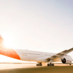 Una reconocida aerolínea presentó un programa para compensar la huella de carbono de sus vuelos