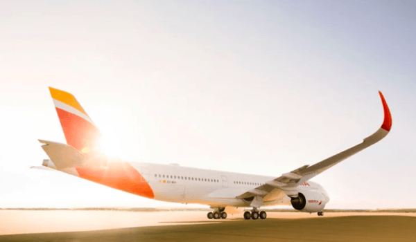Una reconocida aerolínea presentó un programa para compensar la huella de carbono de sus vuelos