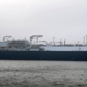 Inauguraron una terminal de gas natural licuado en tiempo récord y comienza a funcionar a fin de año