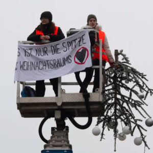 Activistas climáticos cortaron un árbol de Navidad ante la falta de medidas ambientales