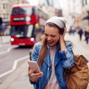 Santander y British Council ofrecen 100 becas para estudiar inglés en Reino Unido, ¿cómo anotarse?
