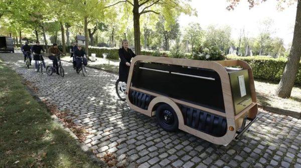 En imágenes: la bicicleta eléctrica fúnebre, una tendencia eco-friendly que busca imponerse en Francia