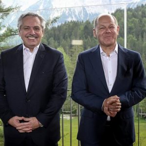 El canciller alemán realizará una visita exprés en Argentina para continuar saqueando las reservas naturales