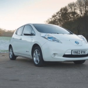 Un experto mostró la poca durabilidad que tiene la batería de un auto eléctrico de Nissan