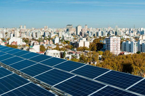 Los bonaerenses que tengan paneles solares ahora podrán inyectar su energía a la red eléctrica