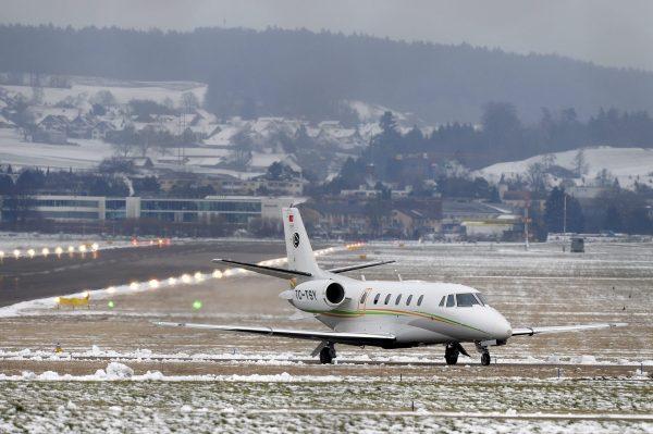 Foro de Davos: los jets privados generaron el mismo CO2 que 350.000 autos en una semana