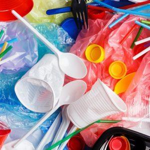 El país que organizará la COP 28 se suma a la prohibición de plásticos de un solo uso