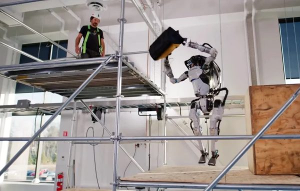 Video: los robots de Boston Dynamics ahora pueden saltar, agarrar objetos, llevarlos, ¡y hasta lanzarlos!