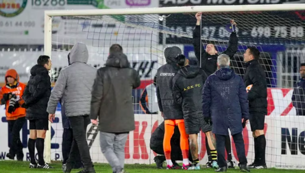 En la liga de Grecia, un equipo acusó al cambio climático de haber achicado un arco de fútbol y debieron suspender el partido