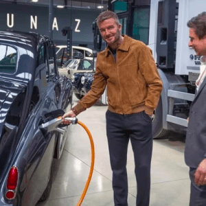 En imágenes: una estrella del fútbol mundial convirtió en eléctrico un auto Bentley de 1961