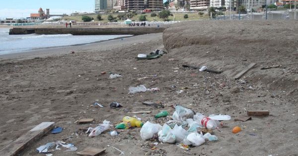 Alarmante: más del 70% de los residuos en las playas bonaerenses son plásticos