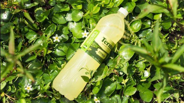 Esta empresa de bebidas presentó su primera botella 100% reciclada