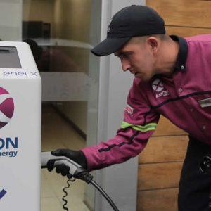 AXION prepara un plan para que todas sus estaciones de servicio tengan cargadores para vehículos eléctricos