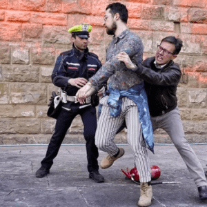 El alcalde de Florencia frenó a dos activistas ambientales que arrojaron pintura contra el Ayuntamiento