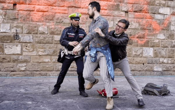 El alcalde de Florencia frenó a dos activistas ambientales que arrojaron pintura contra el Ayuntamiento