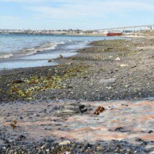 Procesan a la pesquera Conarpesa por descargar líquidos contaminantes en Chubut