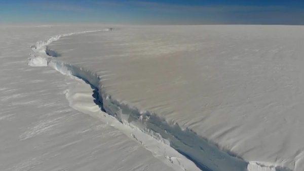 Un iceberg con el tamaño de Londres se desprendió de la Antártida y un grupo de científicos reveló las primeras imágenes