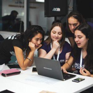 Conectadas, el programa gratuito que potencia a las jóvenes en el mundo IT: cómo inscribirse