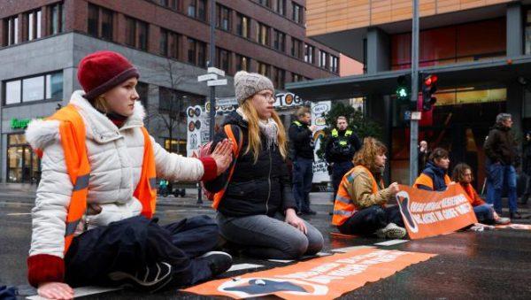Activistas climáticos se pegaron a las rutas de Berlín por décimo día consecutivo