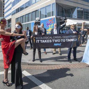 Una organización realizó una protesta frente al FMI y el Banco Mundial para reclamar más compromiso ambiental