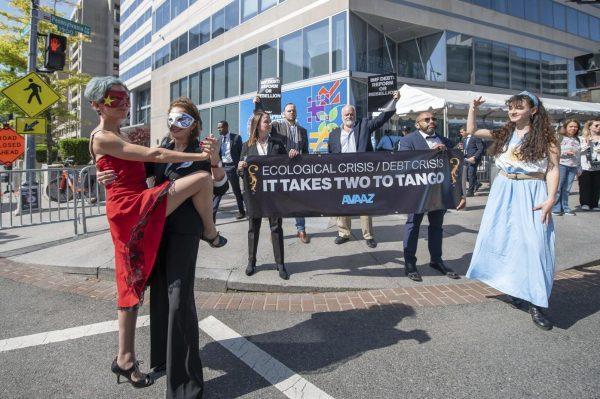 Una organización realizó una protesta frente al FMI y el Banco Mundial para reclamar más compromiso ambiental