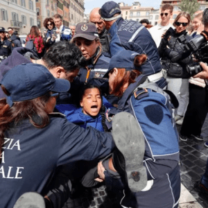 Activistas climáticos atacaron una reconocida fuente de Roma por la falta de políticas contra el cambio climático