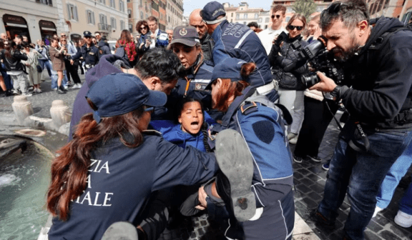 Activistas climáticos atacaron una reconocida fuente de Roma por la falta de políticas contra el cambio climático