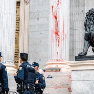 Activistas climáticos tiñeron el Congreso de rojo por la “inacción” contra el cambio climático