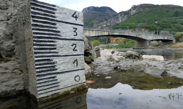 Las impactantes imágenes de un río en Italia, sin agua y en medio de una sequía histórica