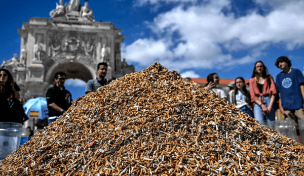Activistas climáticos apilaron 650 mil colillas de cigarrillos para alertar sobre la contaminación