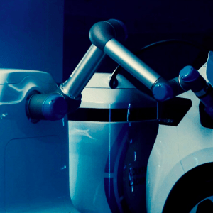 Ecofriendly: lanzaron un robot que recarga energía a los autos eléctricos