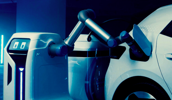 Ecofriendly: lanzaron un robot que recarga energía a los autos eléctricos