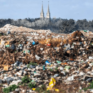 Un grupo de vecinos frenaron el saneamiento del basural más grande de Argentina