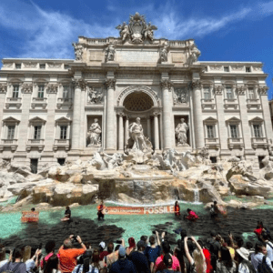 Activistas climáticos tiñeron de negro la Fontana di Trevi en Roma
