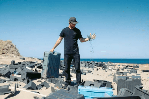 Un deportista olímpico argentino reclama que limpien los plásticos de la Península Valdés