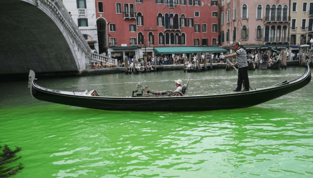 En imágenes: Venecia amaneció teñida de verde y nadie sabe porqué