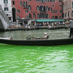 En imágenes: Venecia amaneció teñida de verde y nadie sabe porqué
