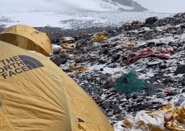 Video: el Monte Everest no para de acumular basura y ya tiene más de 1000 kilos de residuos