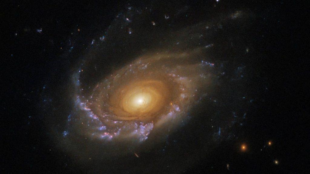 La NASA detectó una galaxia a más de 900 millones de años luz de distancia y que está “a la deriva”