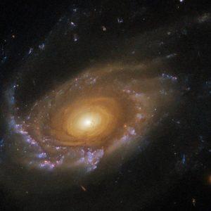 La NASA detectó una galaxia a más de 900 millones de años luz de distancia y que está “a la deriva”