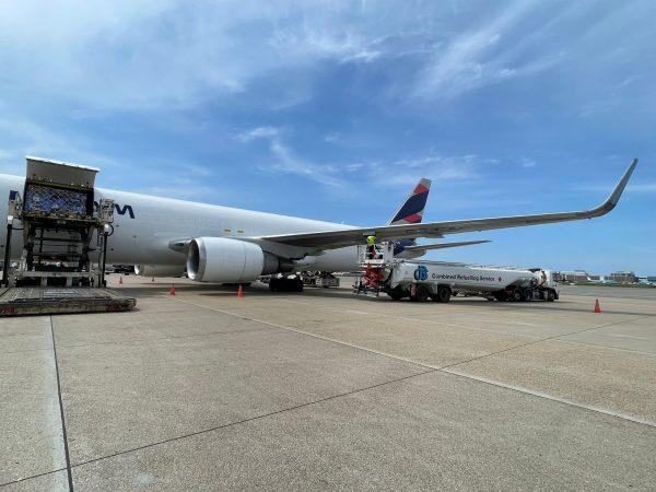 Estos tres gigantes se unieron para comprar más de 25.000 litros de combustible sostenible de aviación